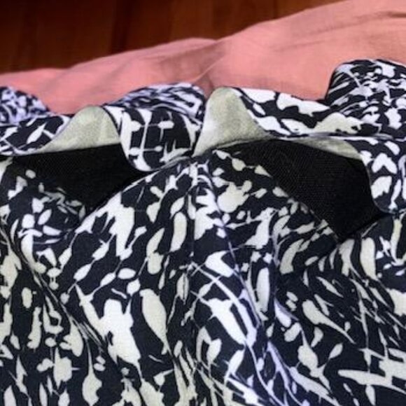 Athleta Printed Mesh Racer 4” Shorts in Black White Speckle Sz XS/SM EUC - Picture 9 of 11